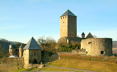 Eine imposante Burgruine mit einem hohen Turm